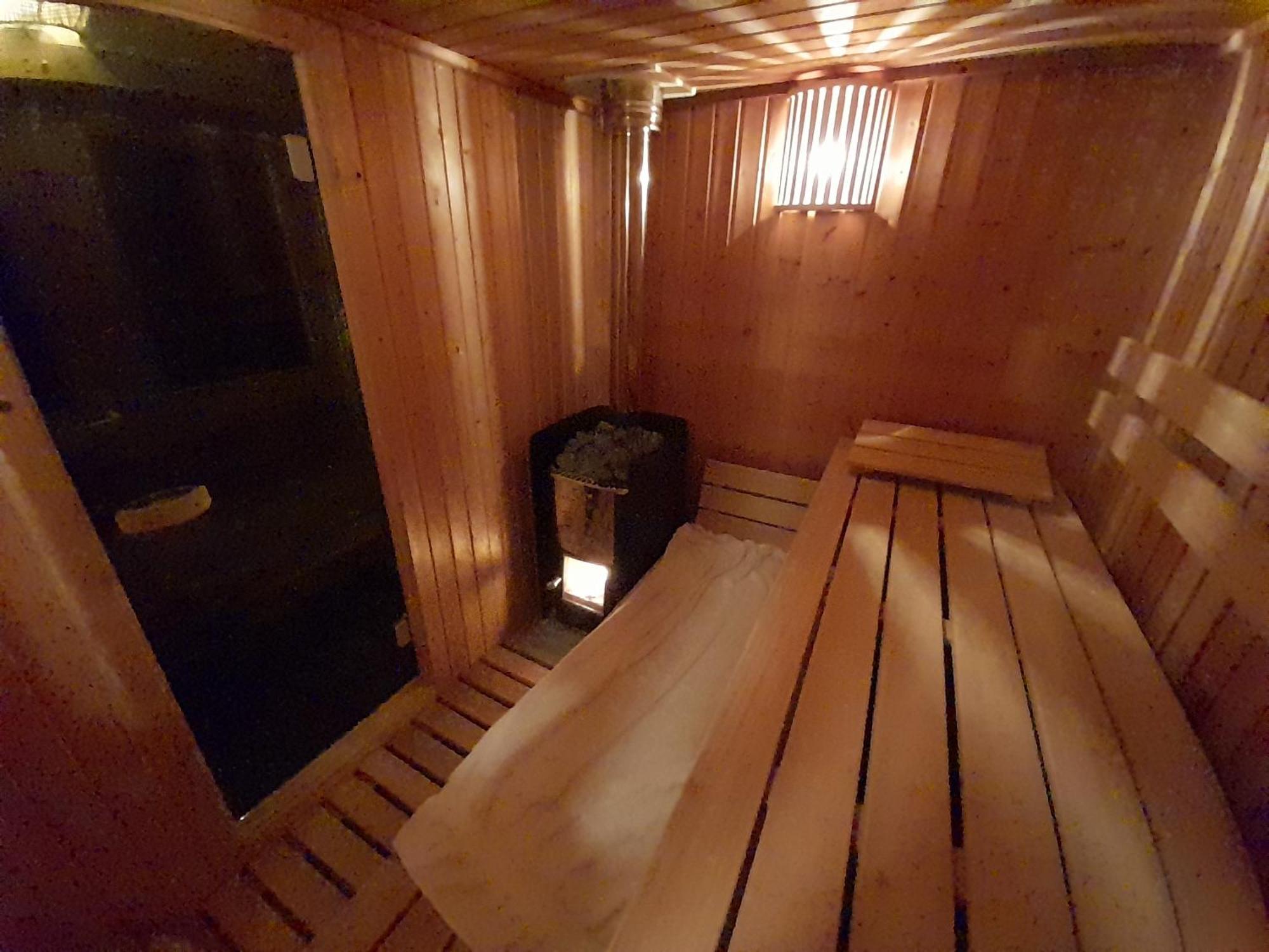 Beautiful 6-Person Chalet With Finnish Wood-Fired Sauna Tzummarum Exteriör bild
